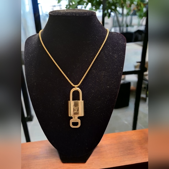 Louis Vuitton solid brass lock & key no. 320 w/ gold plate stainless steel chain - Picture 1 of 4